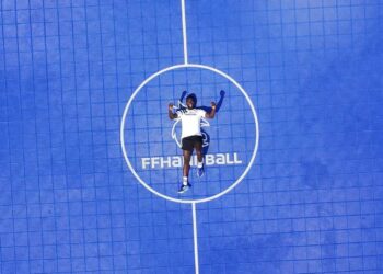 Le défenseur des Bleus, parrain de l’association HandByKarl, a contribué cette semaine à l’installation d’un terrain de Hand à 4 dans un groupe scolaire de Côte d’Ivoire.