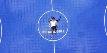 Le défenseur des Bleus, parrain de l’association HandByKarl, a contribué cette semaine à l’installation d’un terrain de Hand à 4 dans un groupe scolaire de Côte d’Ivoire.