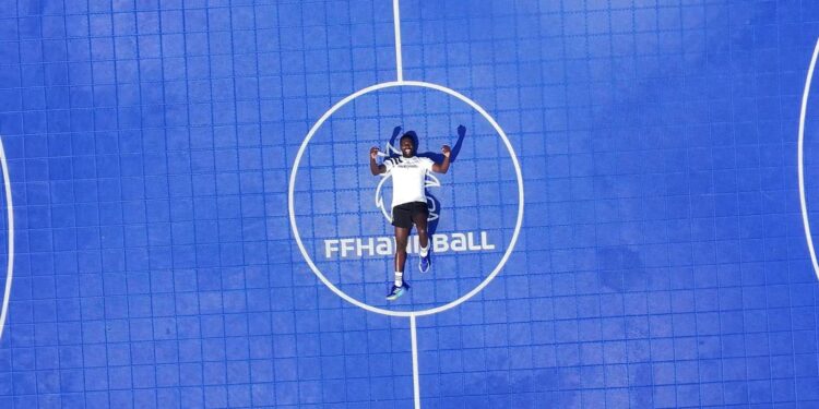 Le défenseur des Bleus, parrain de l’association HandByKarl, a contribué cette semaine à l’installation d’un terrain de Hand à 4 dans un groupe scolaire de Côte d’Ivoire.