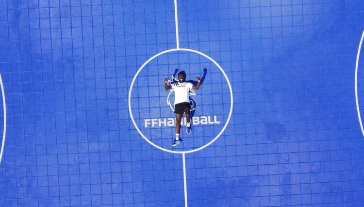 Le défenseur des Bleus, parrain de l’association HandByKarl, a contribué cette semaine à l’installation d’un terrain de Hand à 4 dans un groupe scolaire de Côte d’Ivoire.